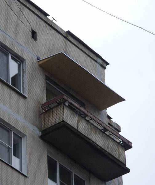 Протекает балкон сверху: что делать