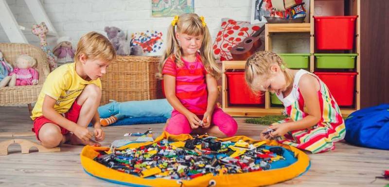 8 способов избежать разбрасывания детских игрушек по дому: оригинальные места для хранения своими руками