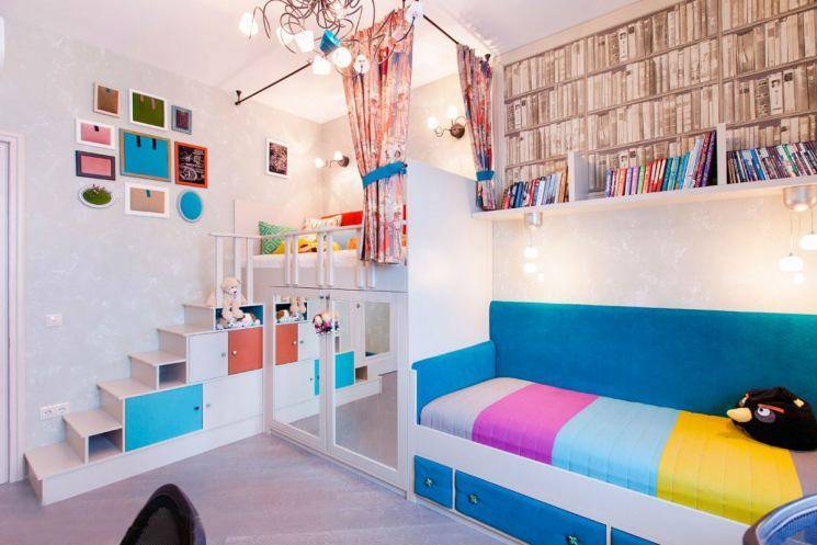 Детская комната 13 кв. м для мальчика с белой мебелью и аквариумом
