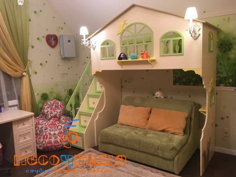Детская комната 13 кв. м для мальчика с белой мебелью и аквариумом