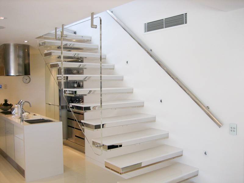 Особенности дизайна прихожей с лестницей и возможные варианты обустройства