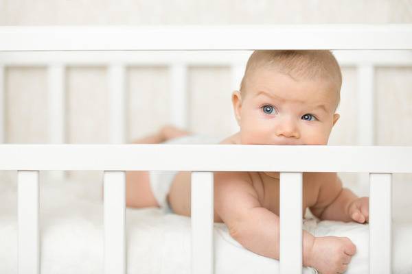 Какой матрас выбрать для новорожденного в кроватку: варианты моделей