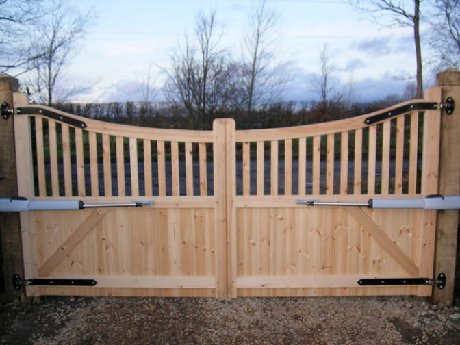 Забор для деревянного дома