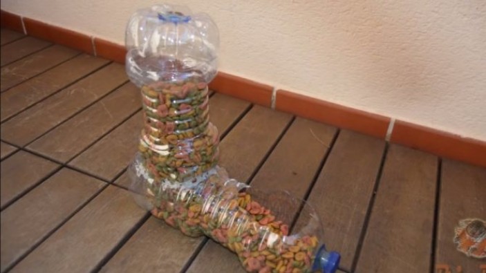 Как сделать кормушку для птиц из 1,литровой пластиковой бутылки поэтапно?