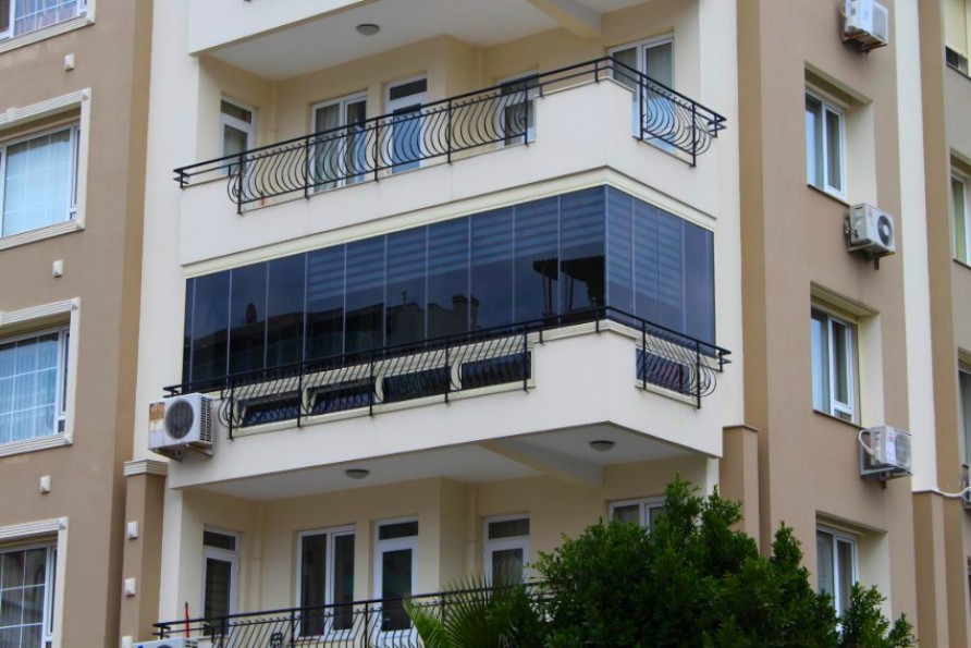 Как остеклить балкон: рамная и безрамная система