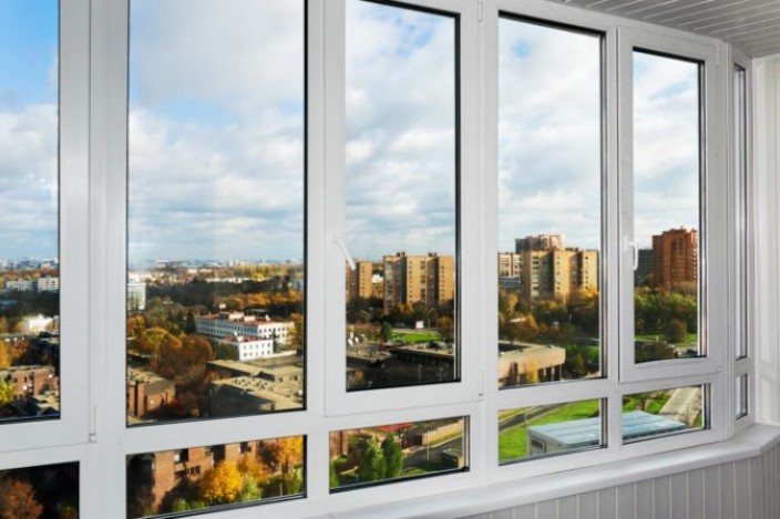 Преимущества остекления и утепление балконов пластиковыми окнами