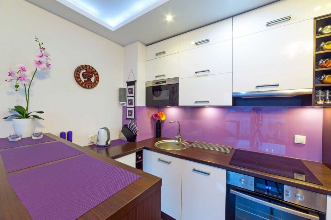 Примеры создания дизайна в фиолетовых тонах в разных комнатах