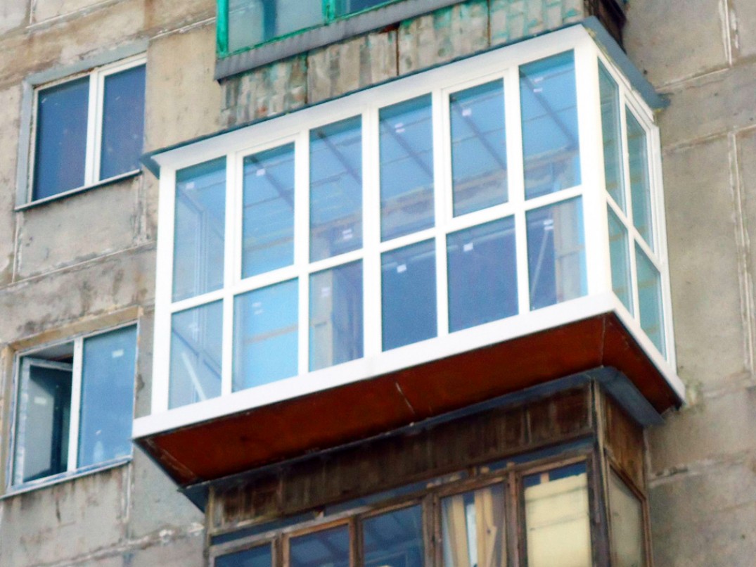 Преимущества французского остекления балкона