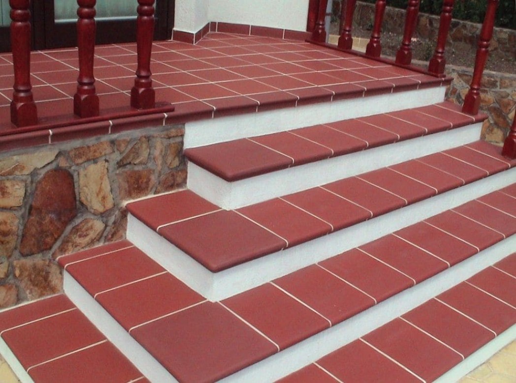 Кирпичная лестница на веранду, пристроенную к дому