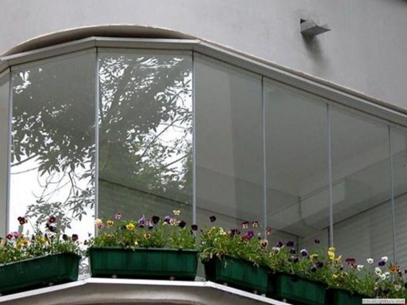 Плюсы и минусы панорамного остекления балкона