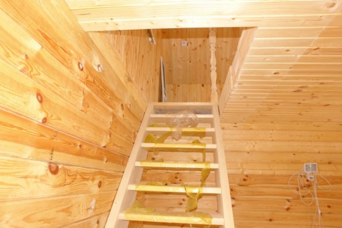 Как сделать лестницу на второй этаж из деревянного материала
