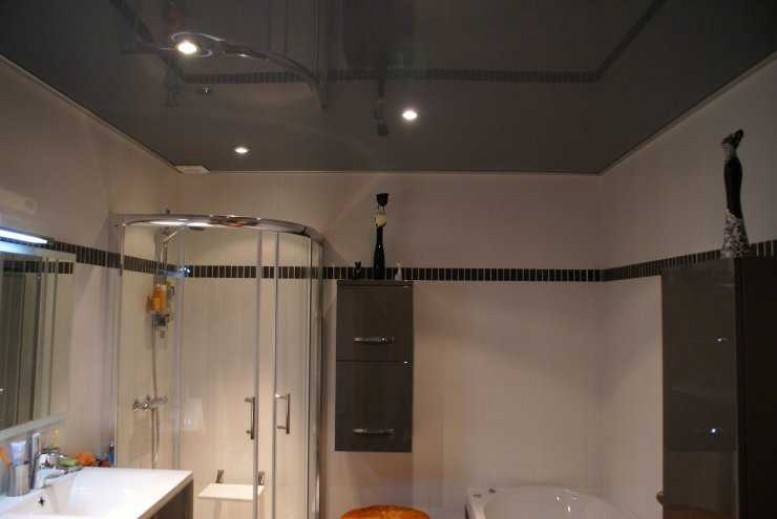 Выбор натяжного потолка в ванную