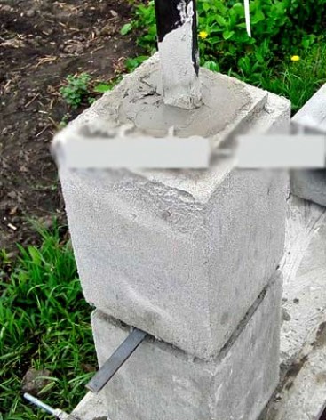 Столбы из бетонных блоков для ограды