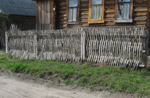 Забор вертикального плетения