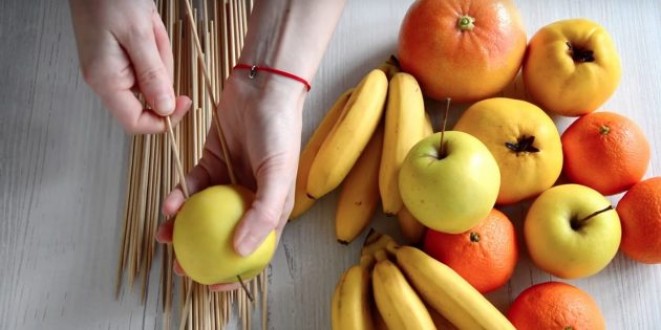 Насадите фрукты и другие элементы на шпажки