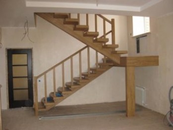 Деревянная двухмаршевая лестница с площадкой в доме