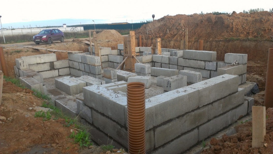 Строительство цокольного этажа из фундаментных блоков – Тел.: (506-31-42