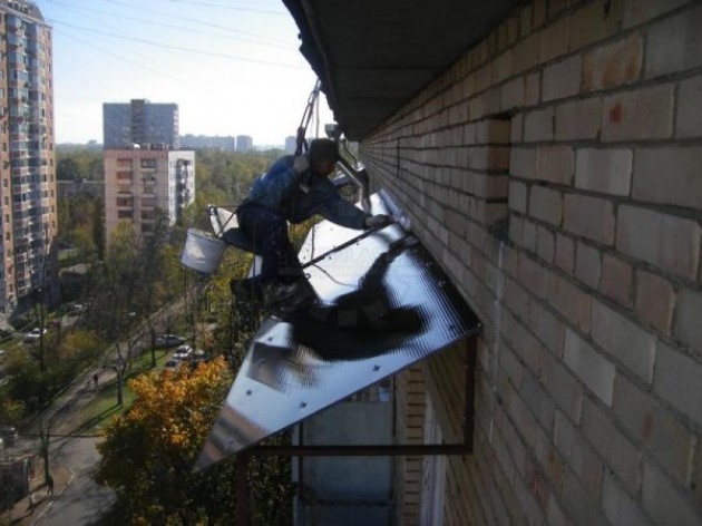 Как отремонтировать балконную крышу