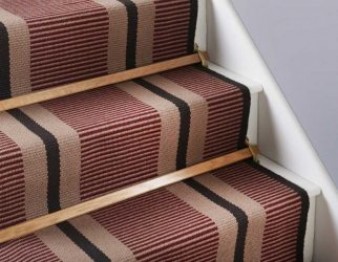 Закрепить ковровую дорожку на лестнице: щадящих способа ·