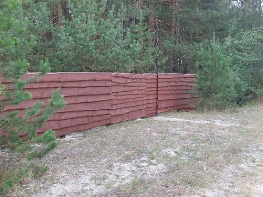 Как построить забор из необрезной доски?