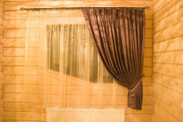 Сложности выбора штор на маленькие окна в деревянном доме
