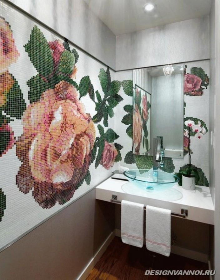 Панно из мозаики в виде узоров цветов в ванной