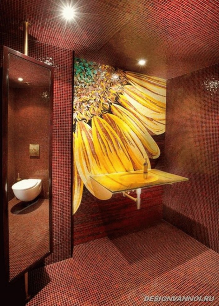 Панно из мозаики в виде узоров цветов в ванной