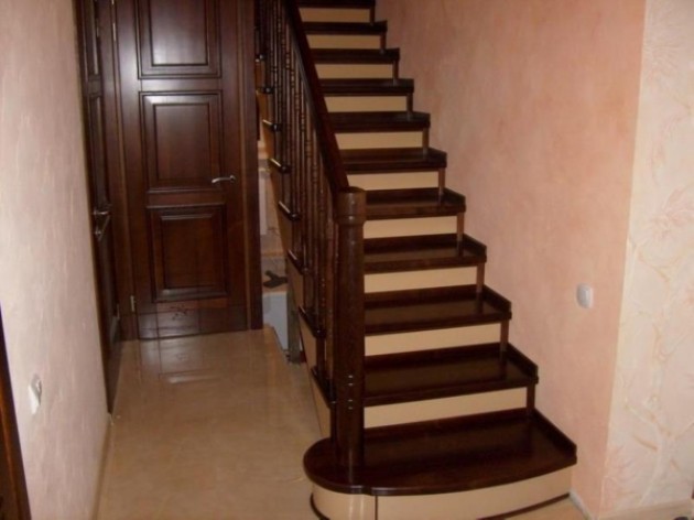 Как организовать пространство под лестницей?