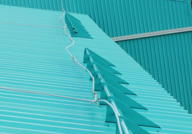 Способы снегозадержания на крыше из профнастила