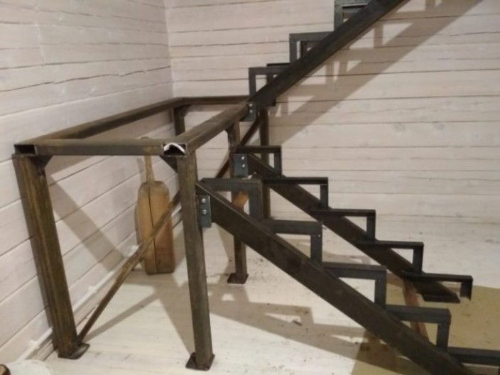 Как изготавливают металлическую лестницу?