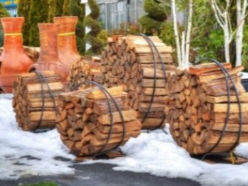 Правила хранения дров зимой без навеса