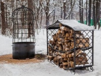Правила хранения дров зимой без навеса