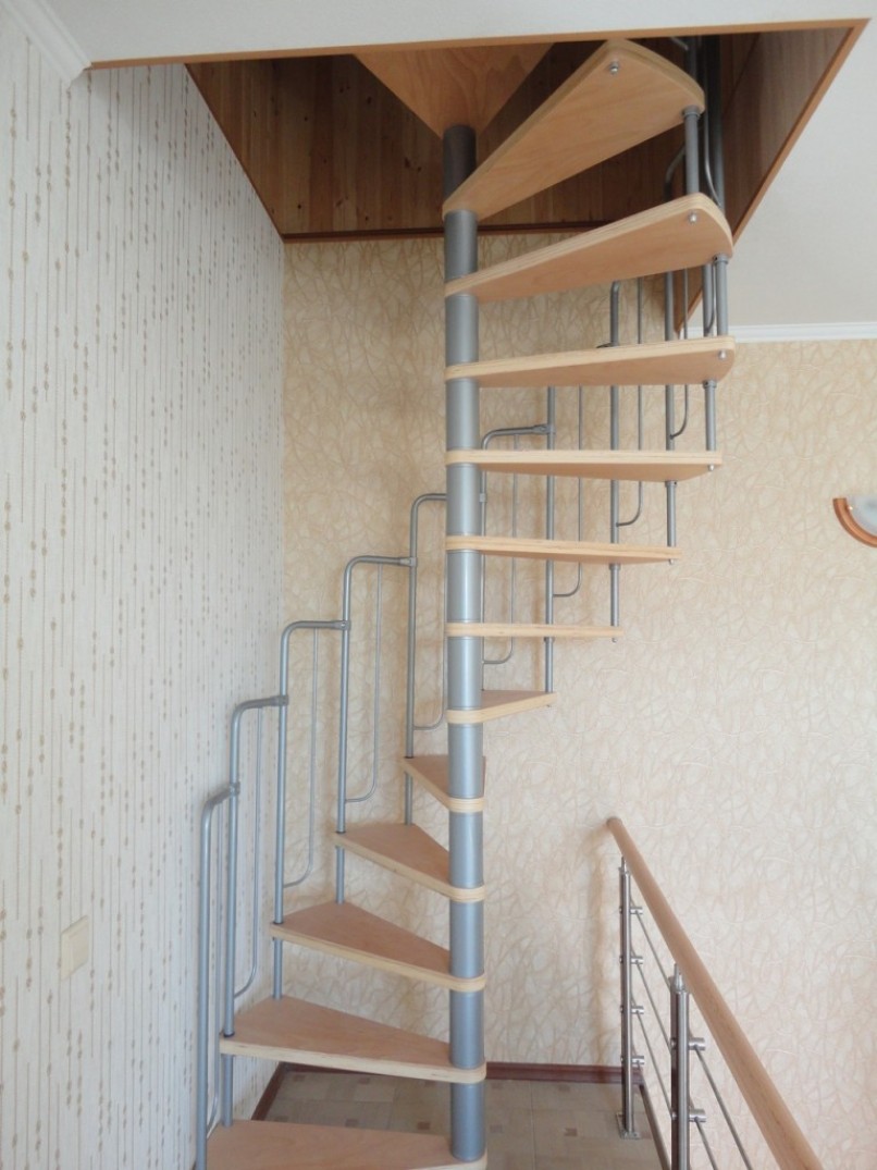 Винтовая лестница на второй этаж своими руками, особенности монтажа