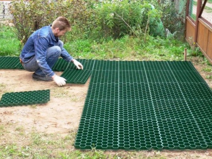 Материал изготовления решеток для газона