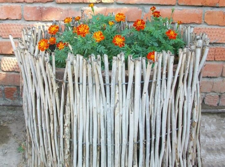 Забор из березовых веток вертикального плетения