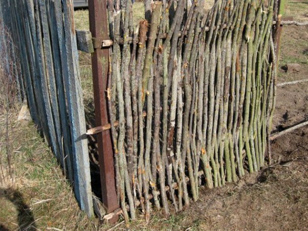 Забор из березовых веток вертикального плетения