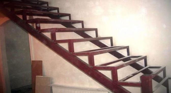 Лестницы на металлокаркасе: облицовка конструкции деревом. Выбор древесины и обшивка