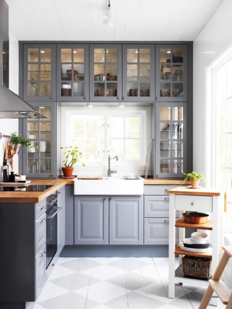 Фасады серой кухни в интерьере: что лучше — глянцевые или матовые?