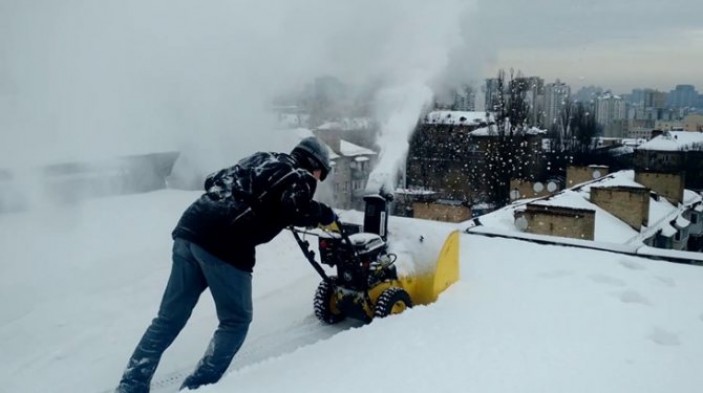 Как убрать снег с крыши частного дома: особенности очистки плоских и скатных конструкций
