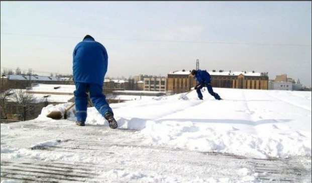 Как убрать снег с крыши частного дома: особенности очистки плоских и скатных конструкций