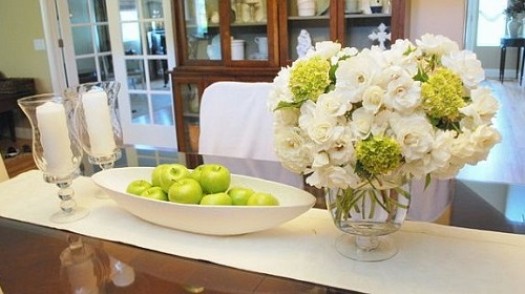 — Сервировать стол декоративными вазочками с зеленью и прочими деталями