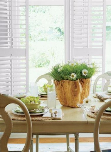 — Сервировать стол декоративными вазочками с зеленью и прочими деталями