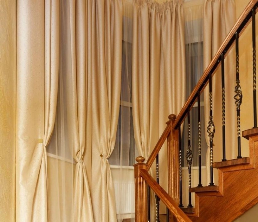Оформление окна на лестнице: дизайн конструкции и аксессуаров