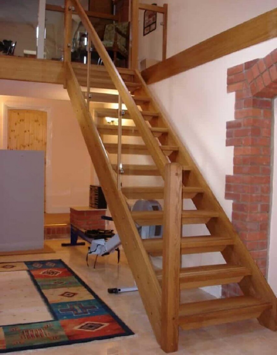 Изготовление деревянной лестницы ‒ Оптимальные варианты подъемных конструкций