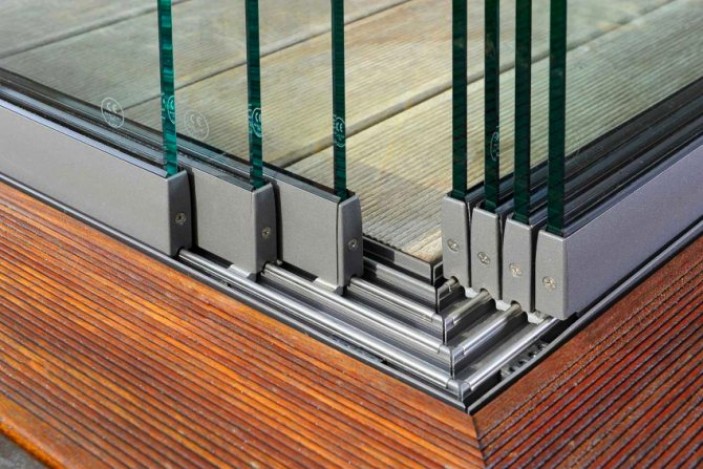 Варианты открывания балконных створок рамных конструкций