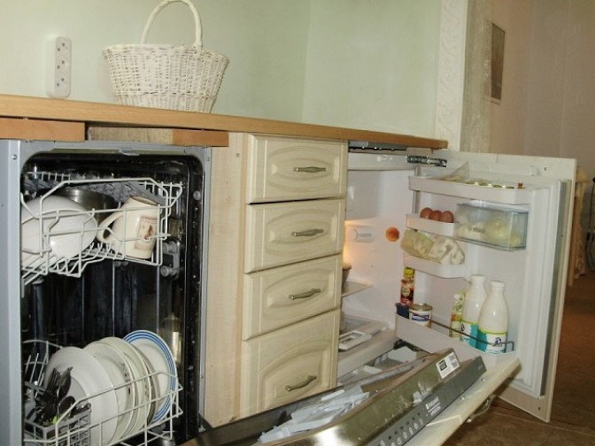 Где расположить холодильник на кухне-брежневке