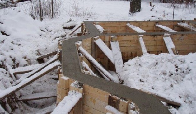 Особенности заливки бетона в зимний период для разных видов конструкций