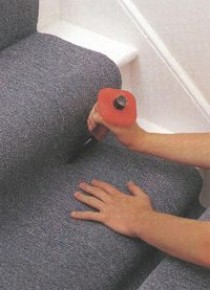Как закрепить ковровые накладки на ступеньках лестницы?