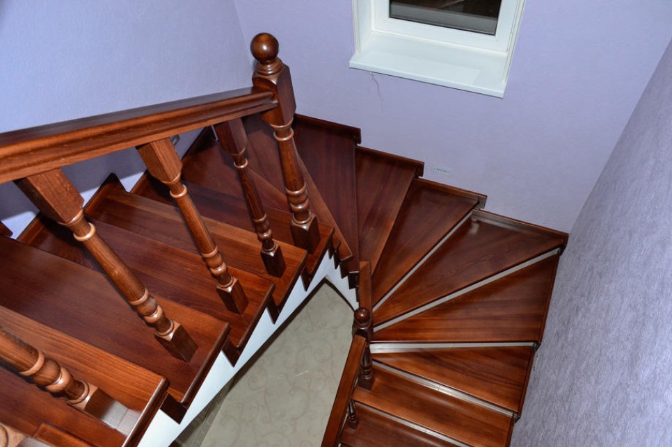 Чем покрасить в доме лестницу: разновидности лакокрасочных покрытий