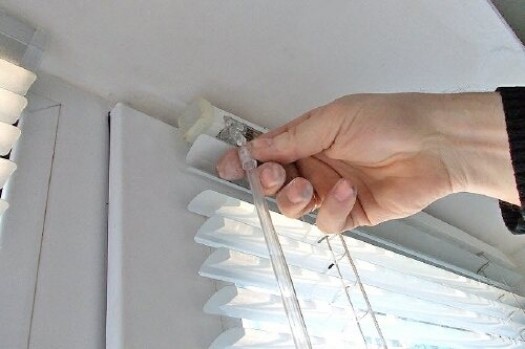 Жалюзи горизонтальные – инструкция по установке на наклонные окна без сверления